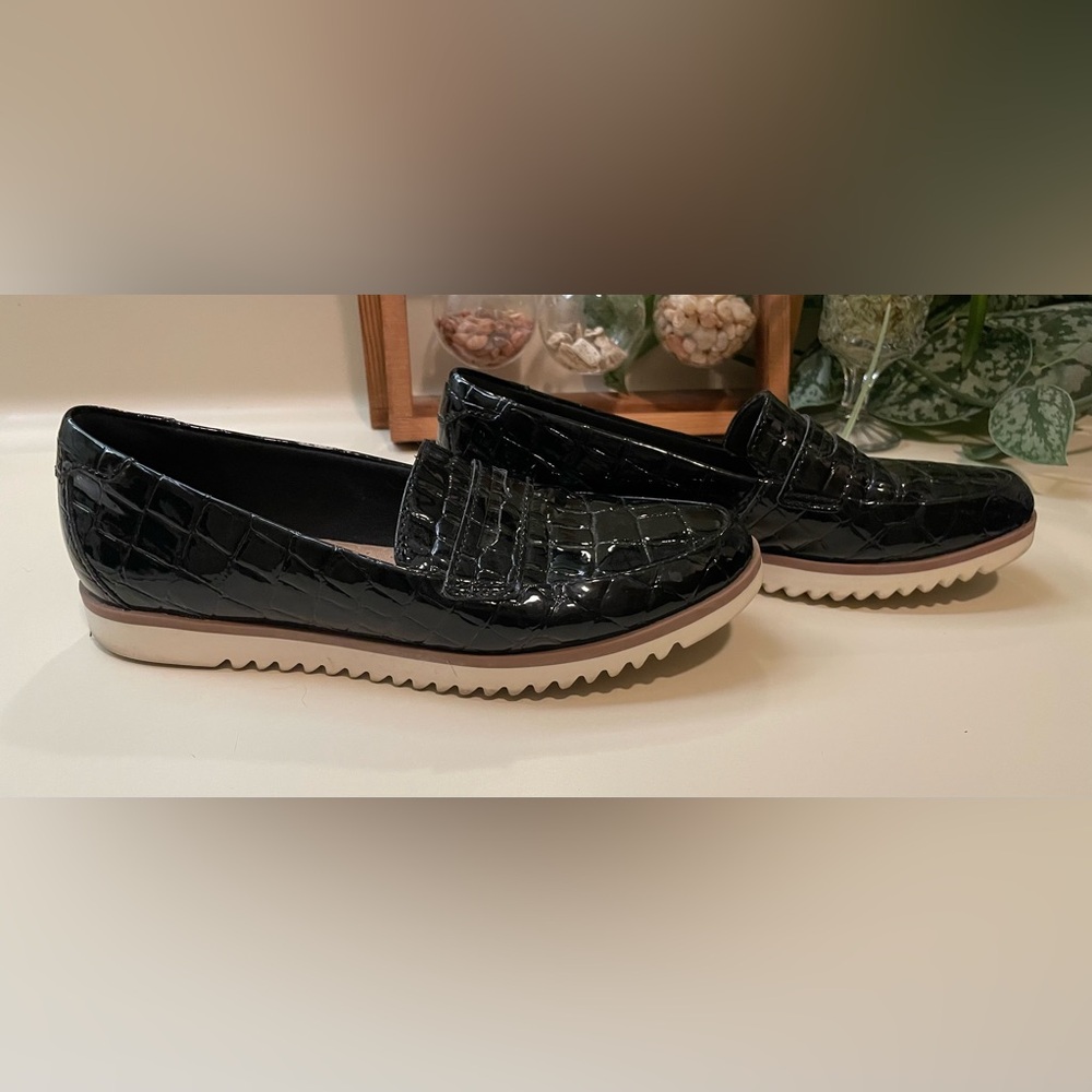 Clark’s women’s loafers in black size 8